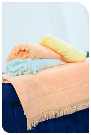 طقم فوط وجه مصنوع من الفسكوز الطبيعي مكون من 4 قطع ملونه - متوفر فقط لدى زهرة هوم