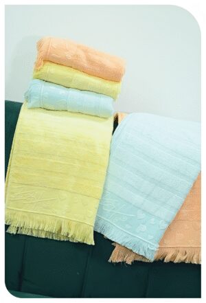 Alternative view of طقم فوط وجه مصنوع من الفسكوز الطبيعي مكون من 4 قطع ملونه - متوفر فقط لدى زهرة هوم